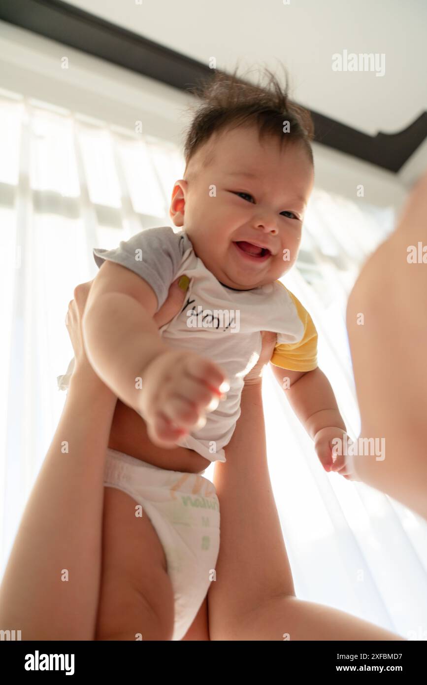 un bambino in un pannolino Foto Stock