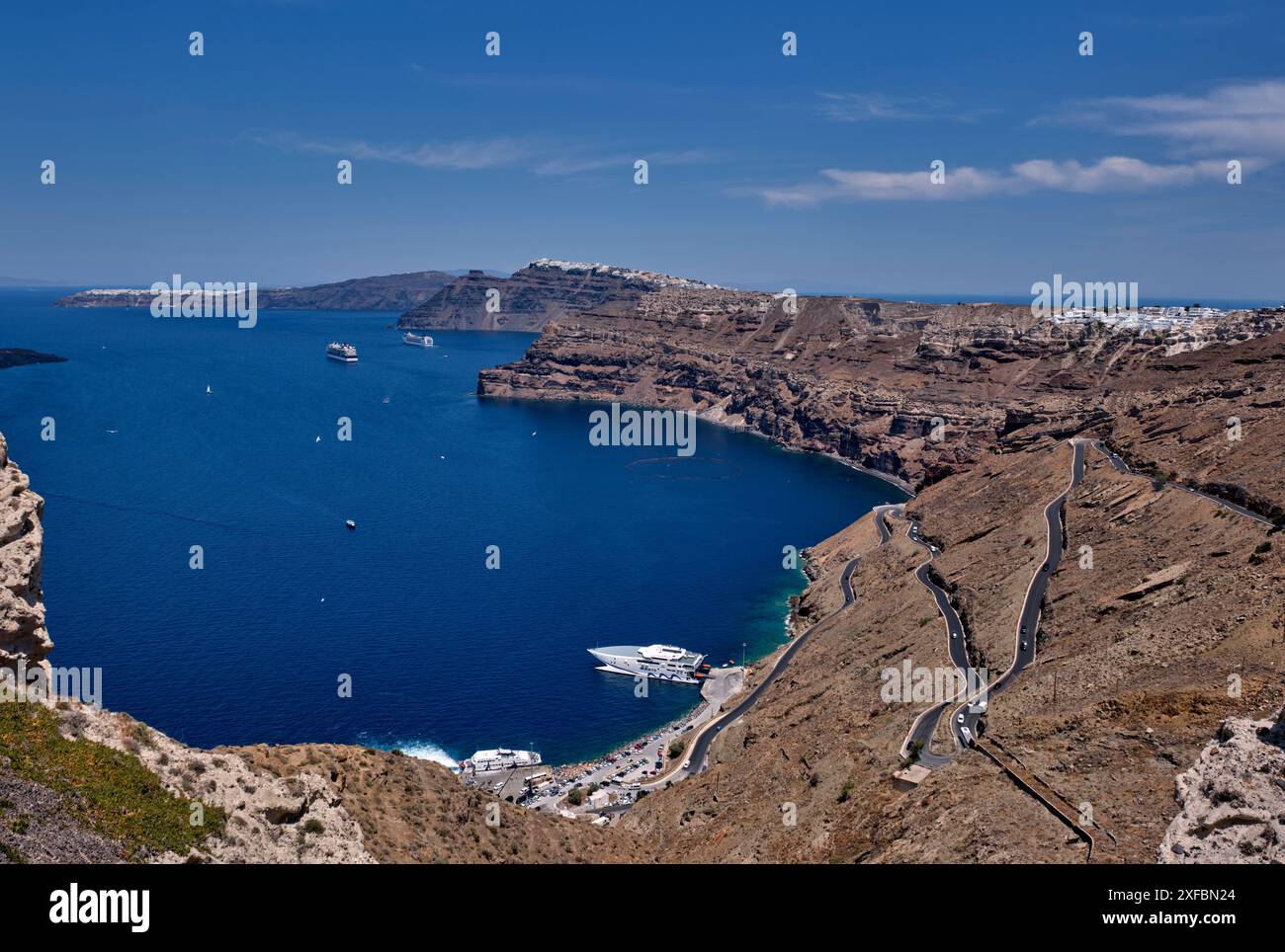 Porto di Athinios e la strada di ritorno che porta ad esso: Vista dalla terrazza della cantina Venetsanos. Santorini, Isole Cicladi, Grecia. Foto Stock