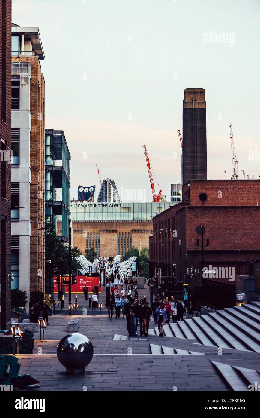 Londra, Regno Unito - 28 giugno 2024: Persone che passeggiano sul Millennium Bridge verso la Tate Modern a Londra, Regno Unito Foto Stock