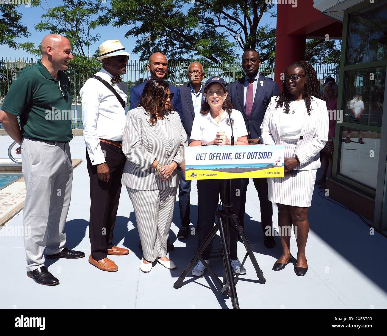 New York, New York, Stati Uniti. 1 luglio 2024. Il governatore Kathy Hochul ha lanciato la campagna estiva "Get offline, Get Outside" per promuovere la salute fisica e mentale aiutando i bambini e le famiglie di New York a mettere giù i loro telefoni e computer, prendersi una pausa dai social media, il 2 luglio 2024, al Riverbank State Park di New York City, potrai divertirti e organizzare riunioni sociali all'aperto. Il governatore Hochul ha dato il via alla campagna annunciando che lo Stato ha rinunciato alle tariffe d'ingresso alla piscina dei parchi statali di New York quest'estate. Inoltre, il governatore Hochul ha lanciato il $ 1,5 milioni Connect Kids to Swimm Foto Stock