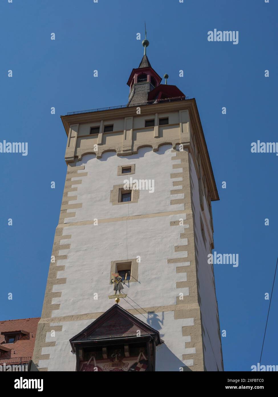 Torre bianca medievale con accenti rossi sotto un cielo limpido, wuerzburg, baviera, germania Foto Stock