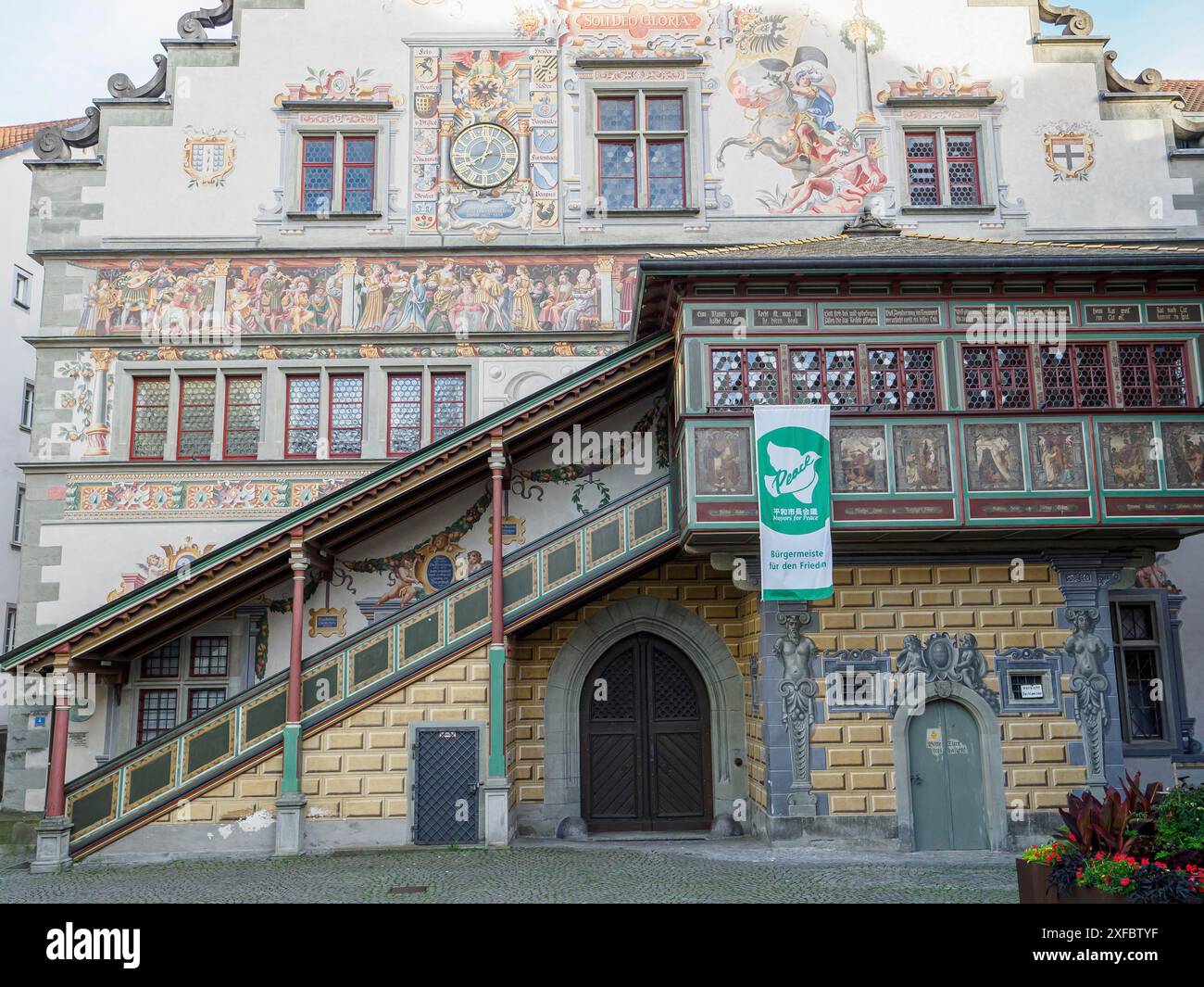 Edificio storico con elaborati dipinti e decorazioni sulla facciata, finestre a cupola e una suggestiva scala, lindau, baviera, germania Foto Stock