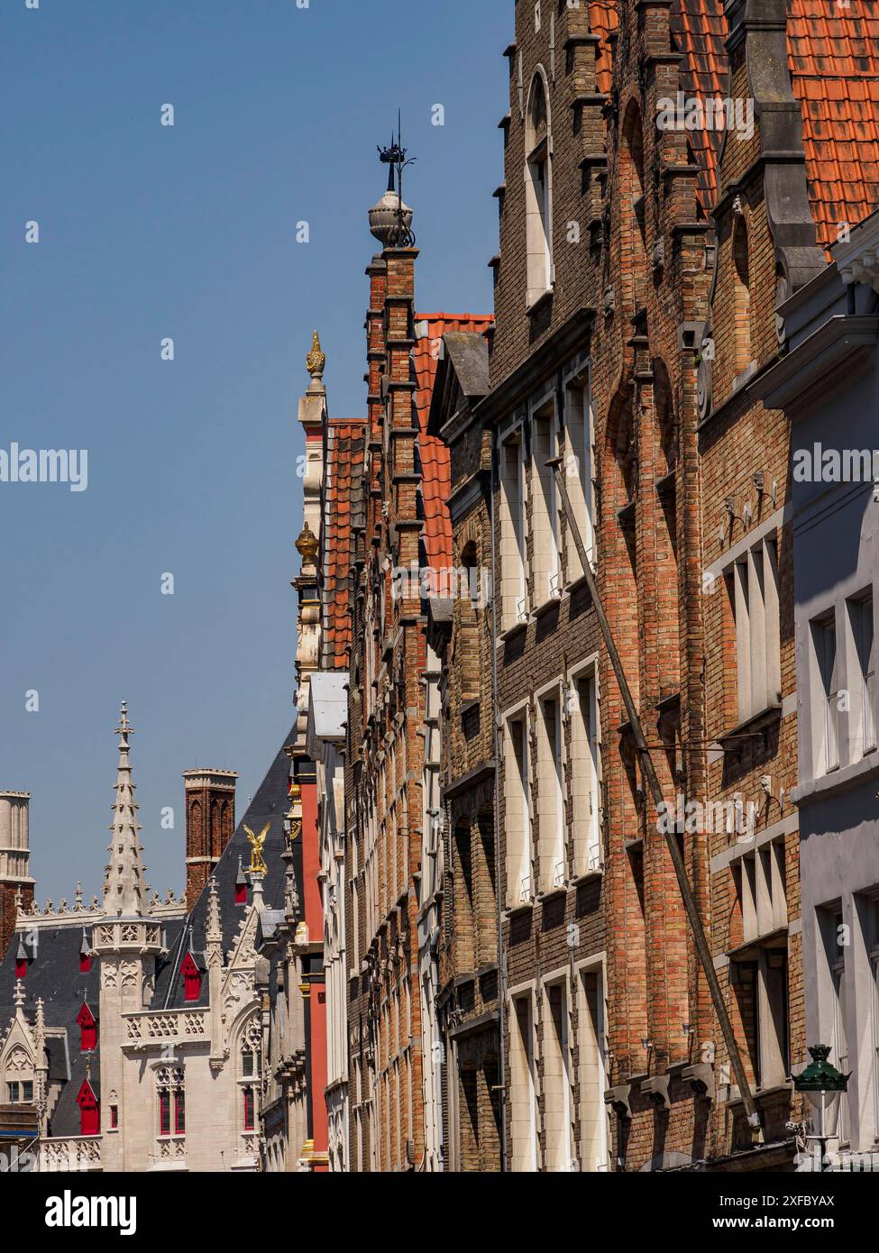 Vista di una città storica con case a schiera e tetti colorati, Bruges, Fiandre, Belgio Foto Stock