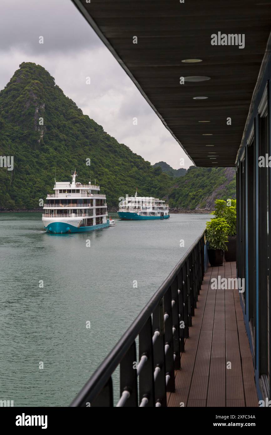 Navi da crociera crociera crociera nella baia di ha Long con barche da crociera nella baia, Vietnam del Nord, Asia a giugno - Capella Cruise, Sapphire Cruise Foto Stock