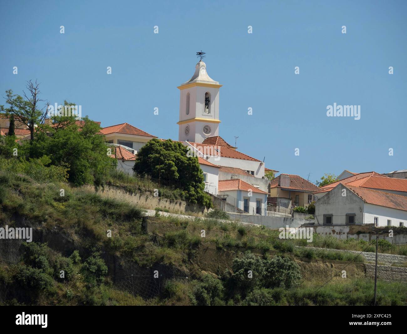 Chiesa e edifici bianchi su una collina con cielo blu, lisbona, portogallo Foto Stock