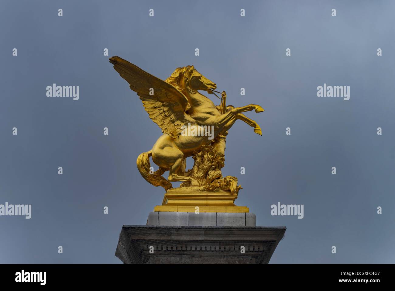 Colonna con il gruppo di figure fama of War sul Pont Alexandre III ponte sulla Senna, Parigi, Francia Foto Stock