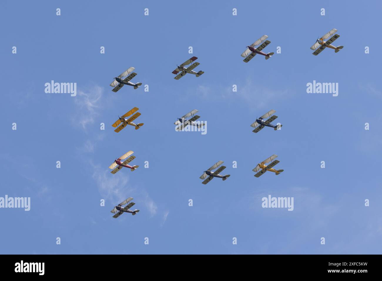 Undici DH82 Tiger Moths volano in formazione allo Shuttleworth Festival of Flight, giugno 2024 Foto Stock