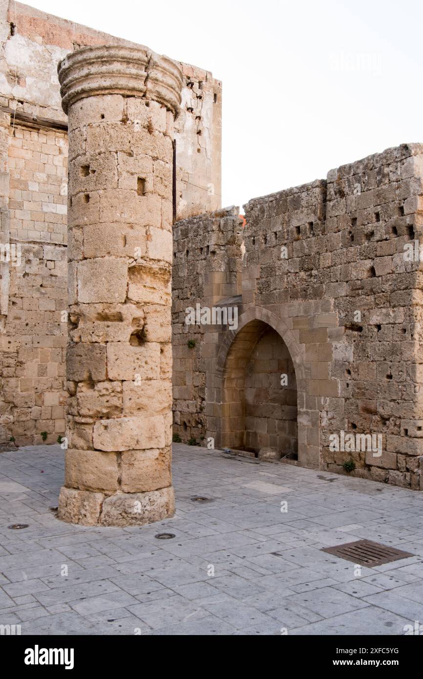 Un pilastro vicino alla Chiesa della Vergine Maria del Burgh Foto Stock