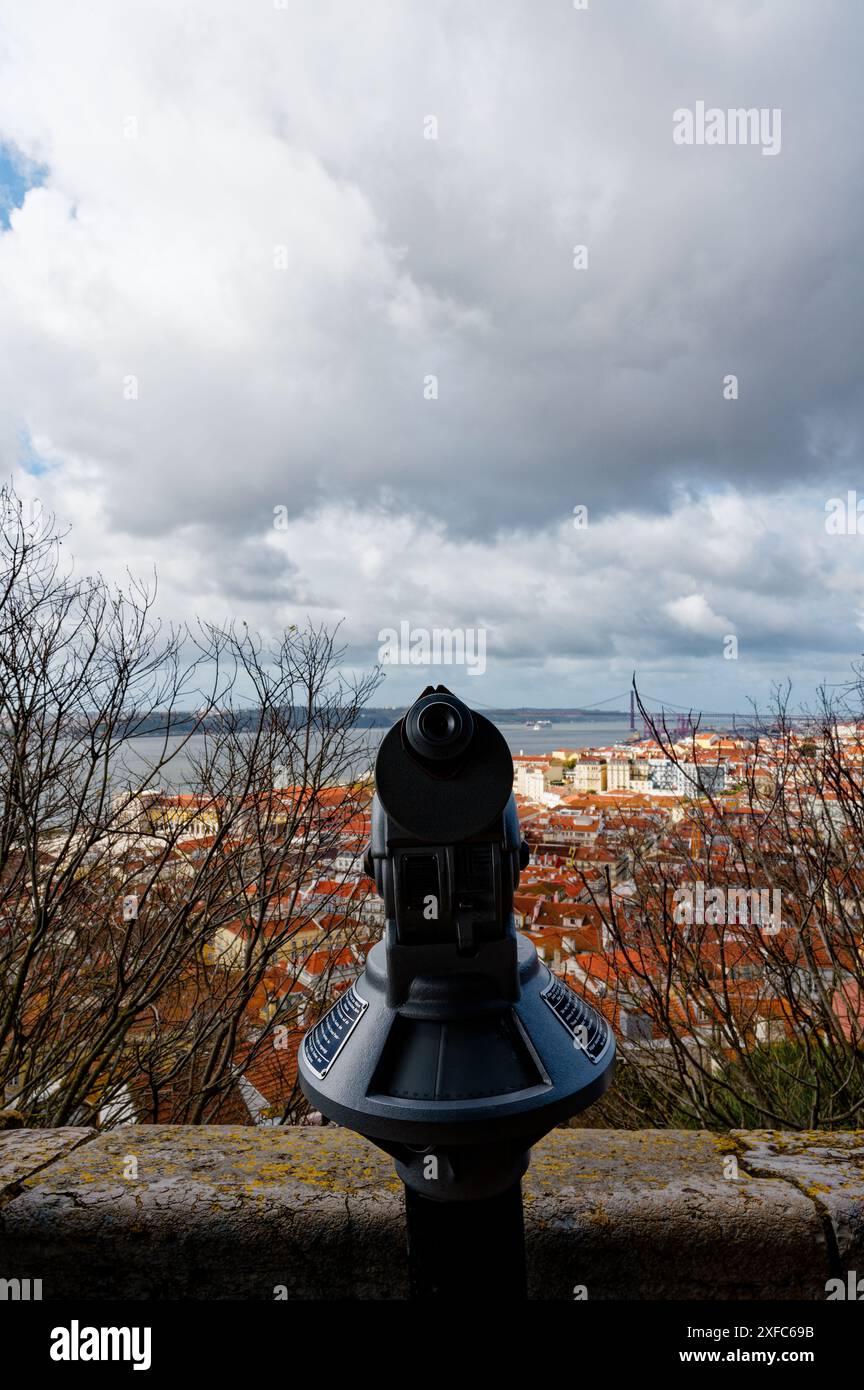 Il telescopio si affaccia sui tetti in argilla rossa di Lisbona da Castelo de São Jorge, offrendo una vista panoramica della città sovrastata Foto Stock