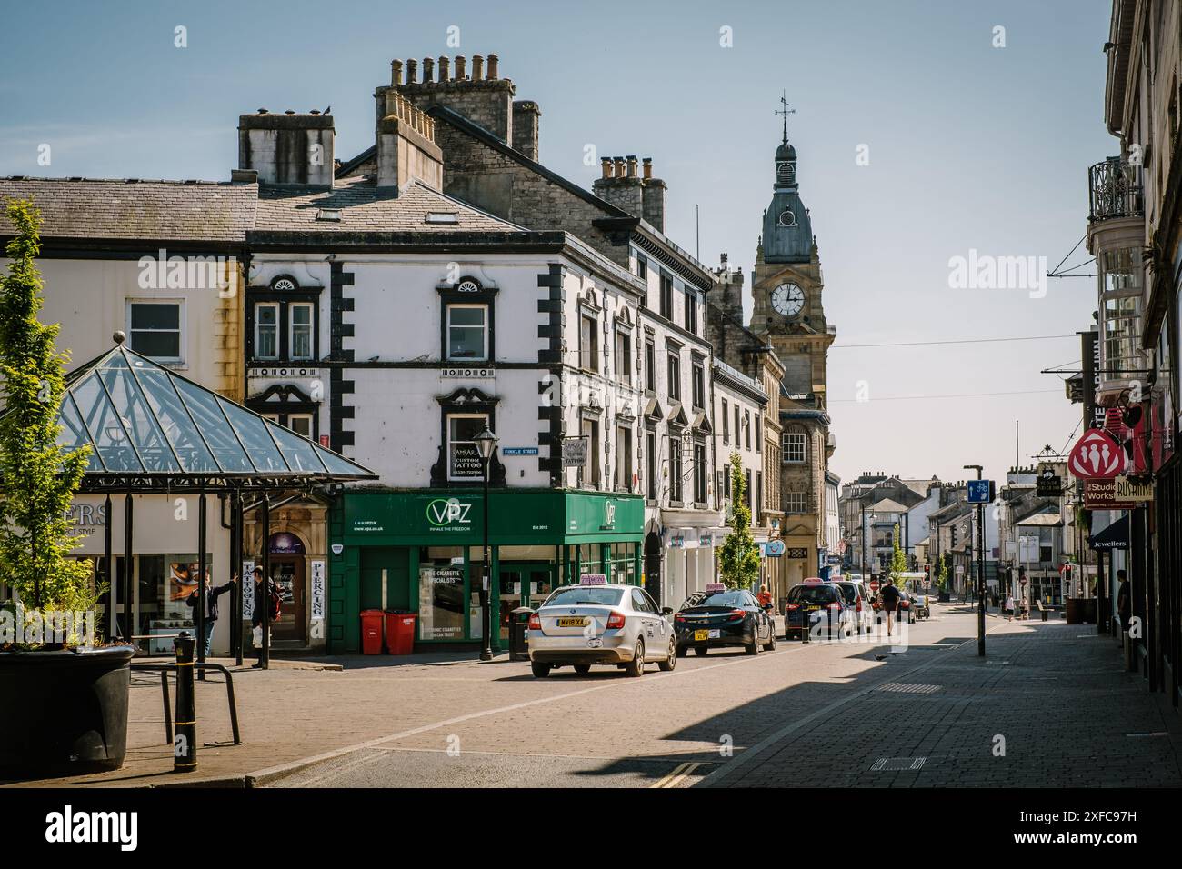 La città mercato Cumbriana di Kendal, porta d'ingresso al Lake District. Finkle Street e il Municipio Foto Stock