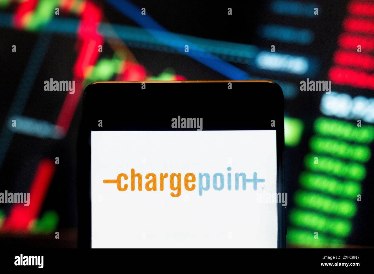 Cina. 21 giugno 2024. In questa illustrazione fotografica, il logo ChargePoint Holdings (NYSE: CHPT) della società americana di infrastrutture per veicoli elettrici è visualizzato su uno smartphone con un grafico dell'indice di borsa economica sullo sfondo. (Credit Image: © Budrul Chukrut/SOPA Images via ZUMA Press Wire) SOLO PER USO EDITORIALE! Non per USO commerciale! Foto Stock
