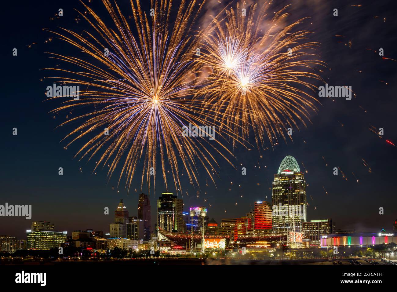 Fuochi d'artificio di Cincinnati. Sul fiume Ohio dopo una partita di baseball dei Cincinnati Reds. Cincinnati, Ohio, Stati Uniti. Ho visto il generale James Taylor Park a Newport, K. Foto Stock