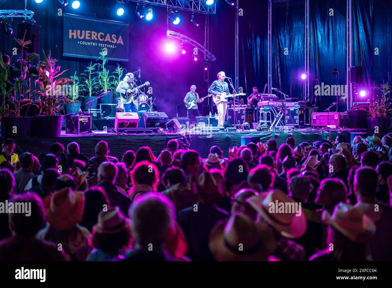 La John Hiatt Band si esibisce dal vivo all'Huercasa Country Festival 2018 a Riaza, Segovia, Spagna. Energico concerto notturno con un pubblico vivace. Foto Stock