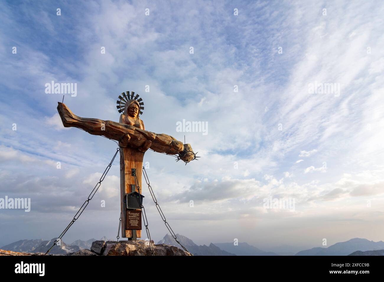 sommità Schönfeldspitze nella catena montuosa Steinernes Meer, croce in cima che mostra la Vergine Maria cullando il corpo morto di Gesù, una PietÃ Steinernes di legno Foto Stock