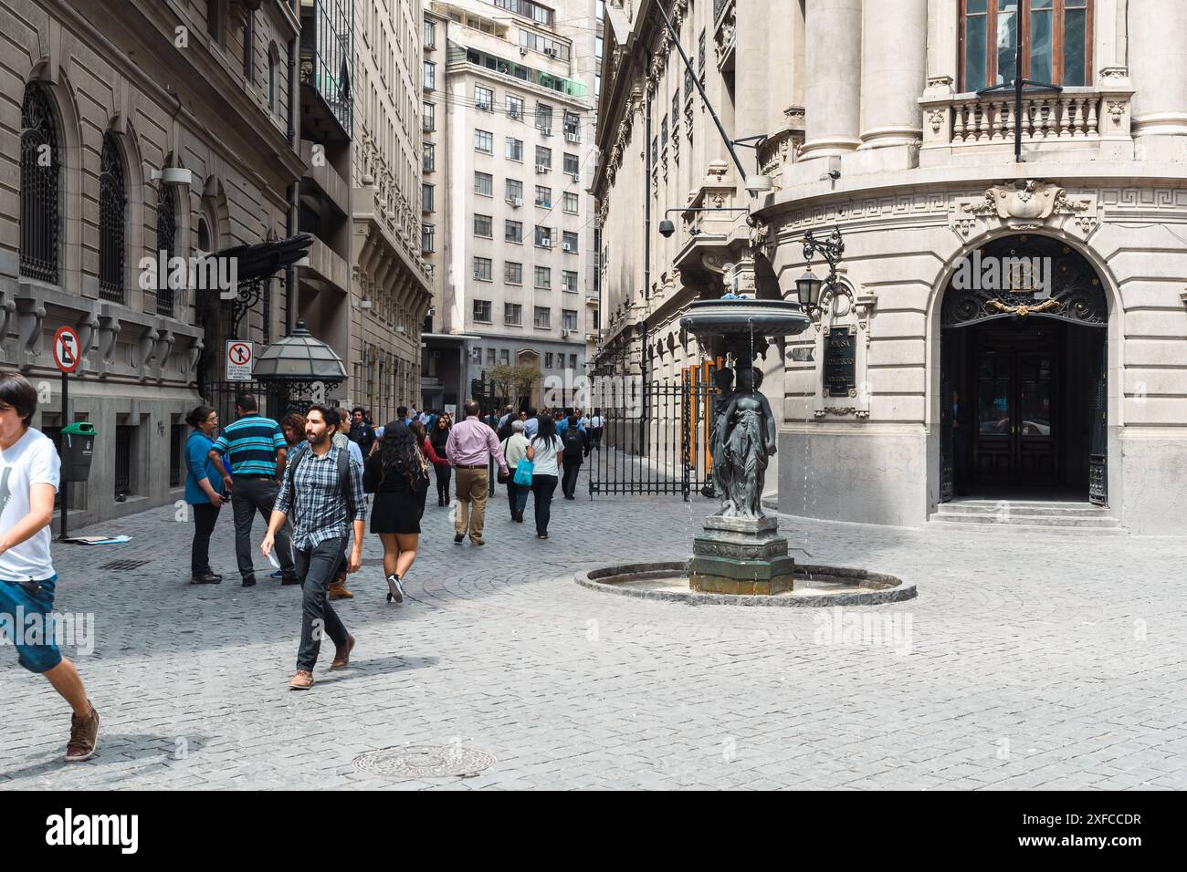 Santiago, Cile - 13 marzo 2019: Vivace vita cittadina tra architettura storica. Foto Stock