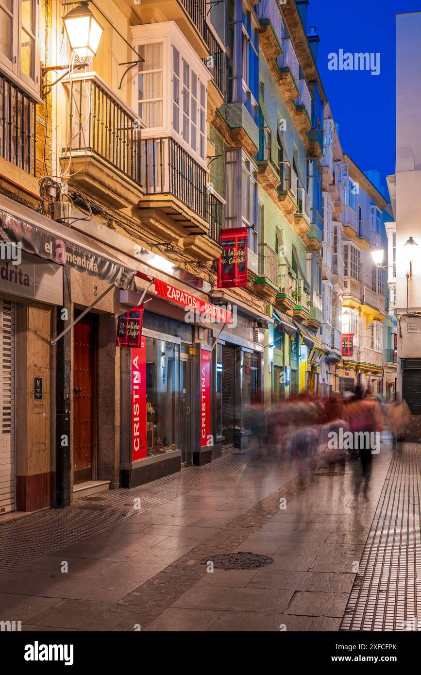 Vista notturna di una strada nella città vecchia, Cadice, Andalusia, Spagna Foto Stock