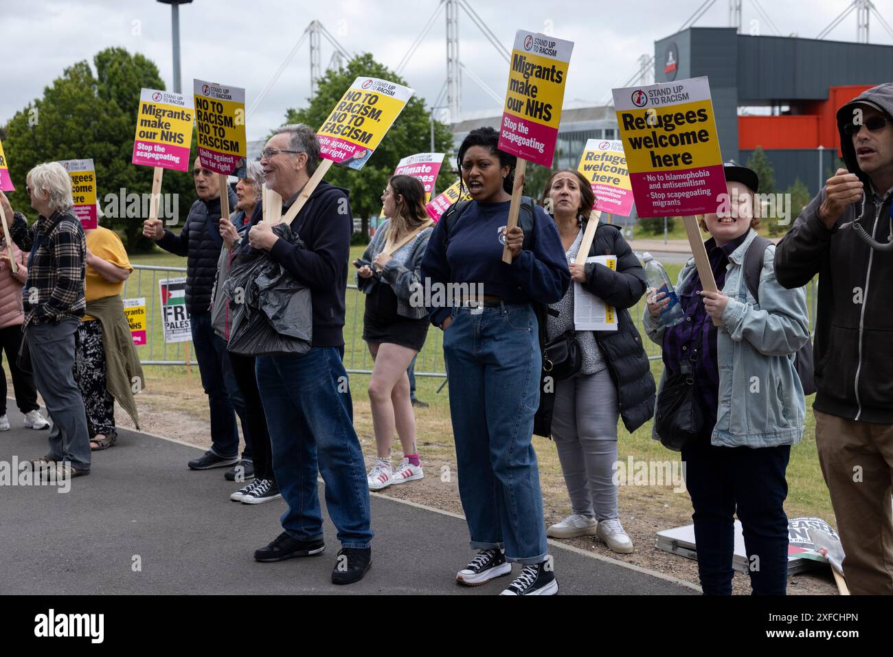 Manifestanti al di fuori del "Rally for Reform" al NEC di Birmingham, la più grande riunione di massa della campagna del leader del Regno Unito che si terrà domenica 30 giugno 2024 Foto Stock