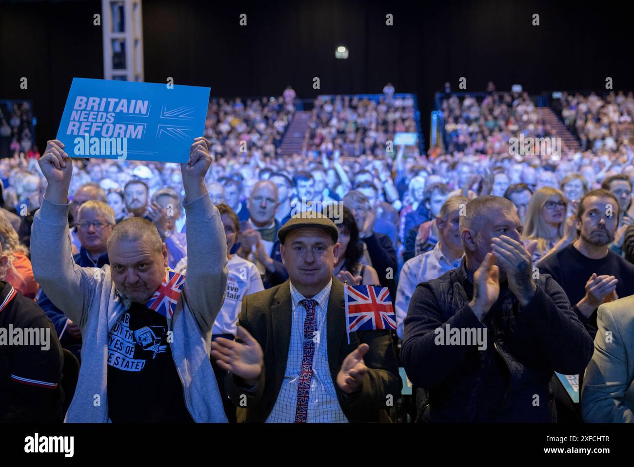 Sostenitori al "Rally for Reform" di Birmingham NEC, la più grande riunione di massa della campagna del leader del Regno Unito che si terrà domenica 30 giugno 2024 Foto Stock