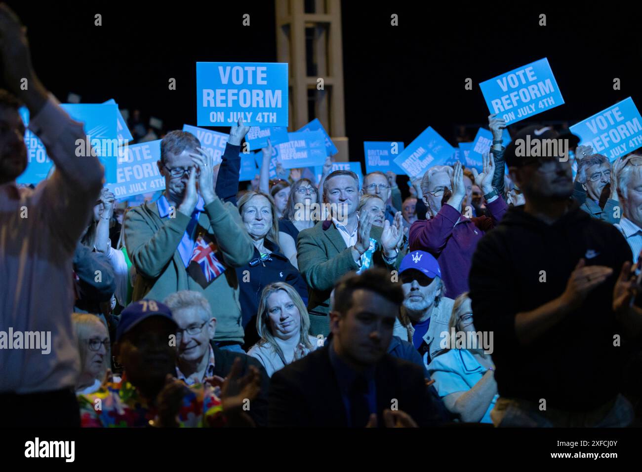 I sostenitori che partecipano al "Rally for Reform" al NEC di Birmingham, la più grande riunione di massa della campagna del leader del Regno Unito che si terrà domenica 30 giugno 2024 Foto Stock