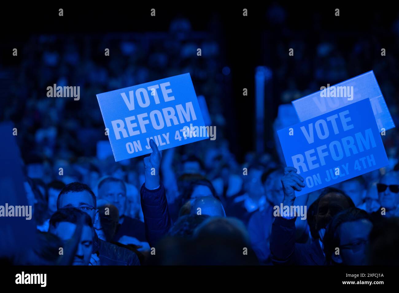 I sostenitori che partecipano al "Rally for Reform" al NEC di Birmingham, la più grande riunione di massa della campagna del leader del Regno Unito che si terrà domenica 30 giugno 2024 Foto Stock