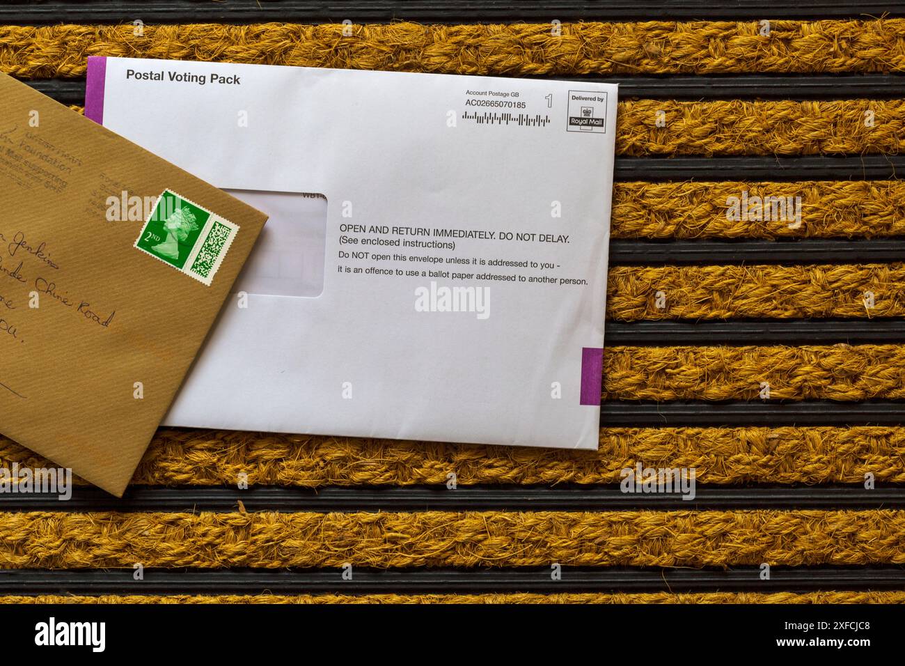 Il Poste Voting Pack è arrivato in carica sulla porta per le elezioni generali del Parlamento nel luglio 2024 Foto Stock