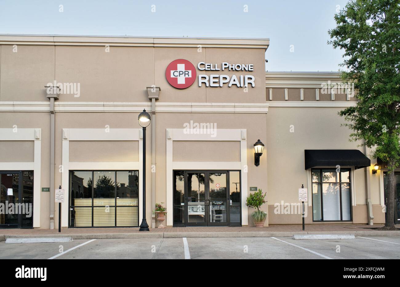 Houston, Texas Stati Uniti d'America 06-23-2024: Esterno del negozio di riparazione di telefoni cellulari. Foto Stock