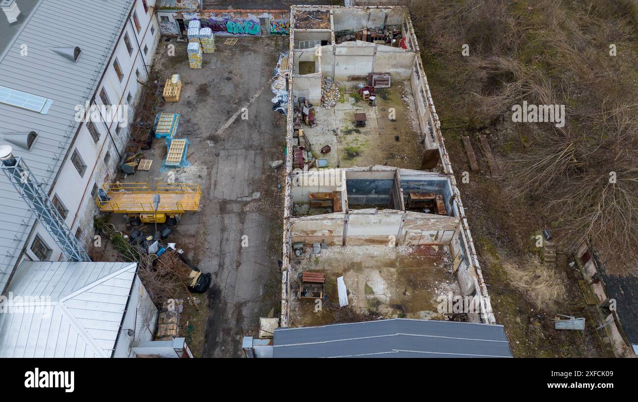 Fotografia ravvicinata di un vecchio edificio abbandonato senza tetto durante il nuvoloso giorno primaverile Foto Stock