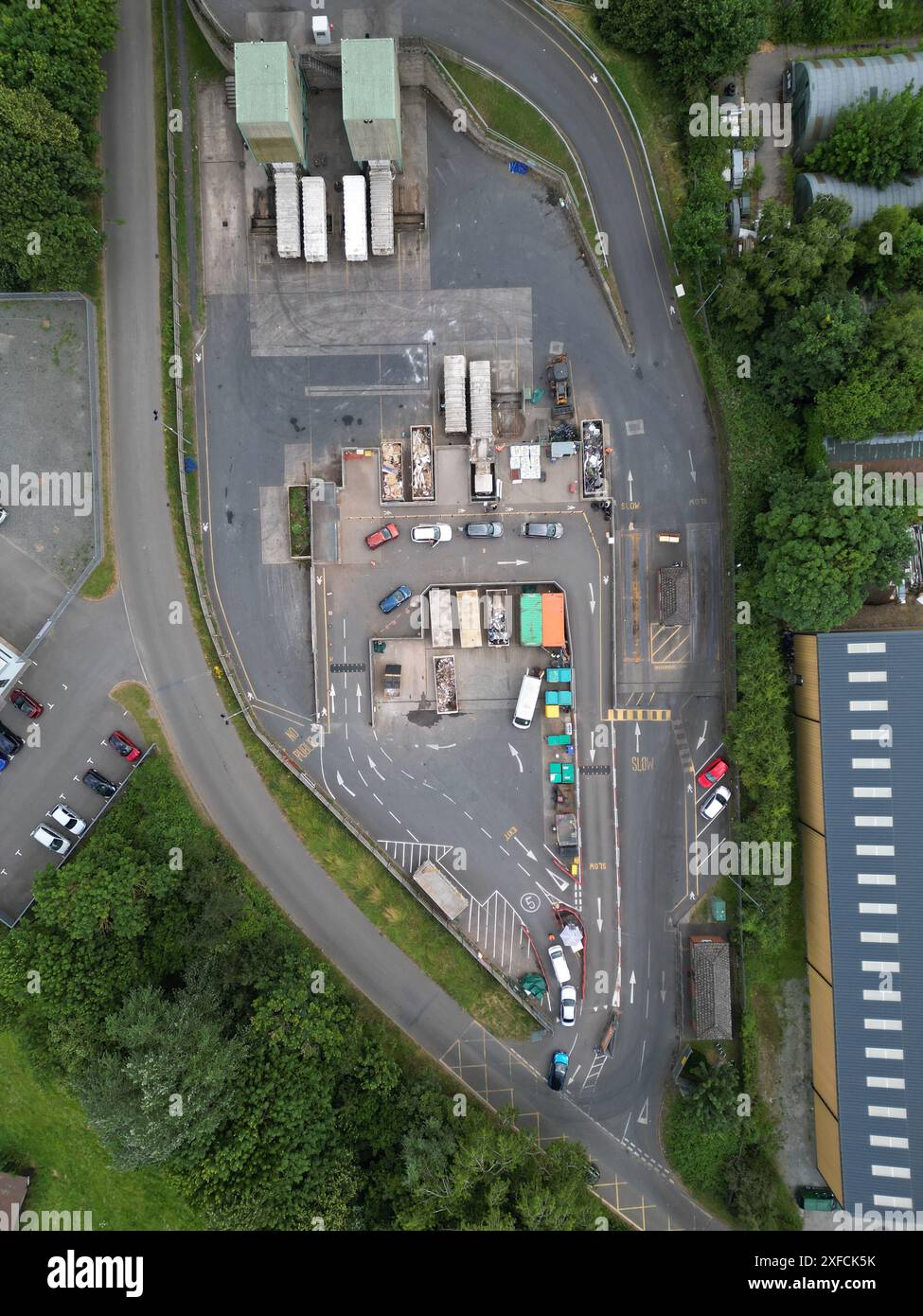 Vista aerea del centro di riciclaggio dei rifiuti domestici delle autorità locali che mostra una serie di salti per i rifiuti - Hereford UK luglio 2024 Foto Stock