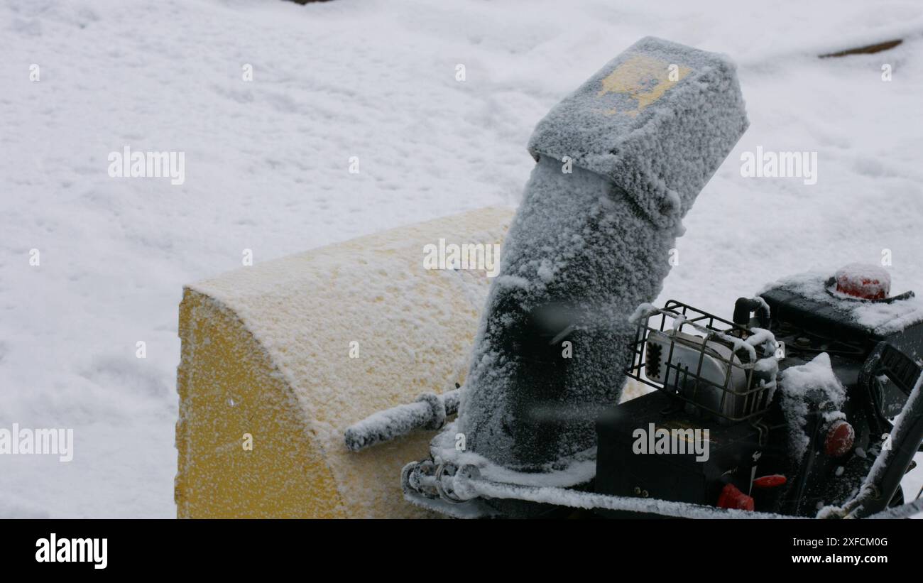 Spazzaneve. L'uomo pulisce la strada dalla neve. Sistema per la pulizia della neve. Foto Stock