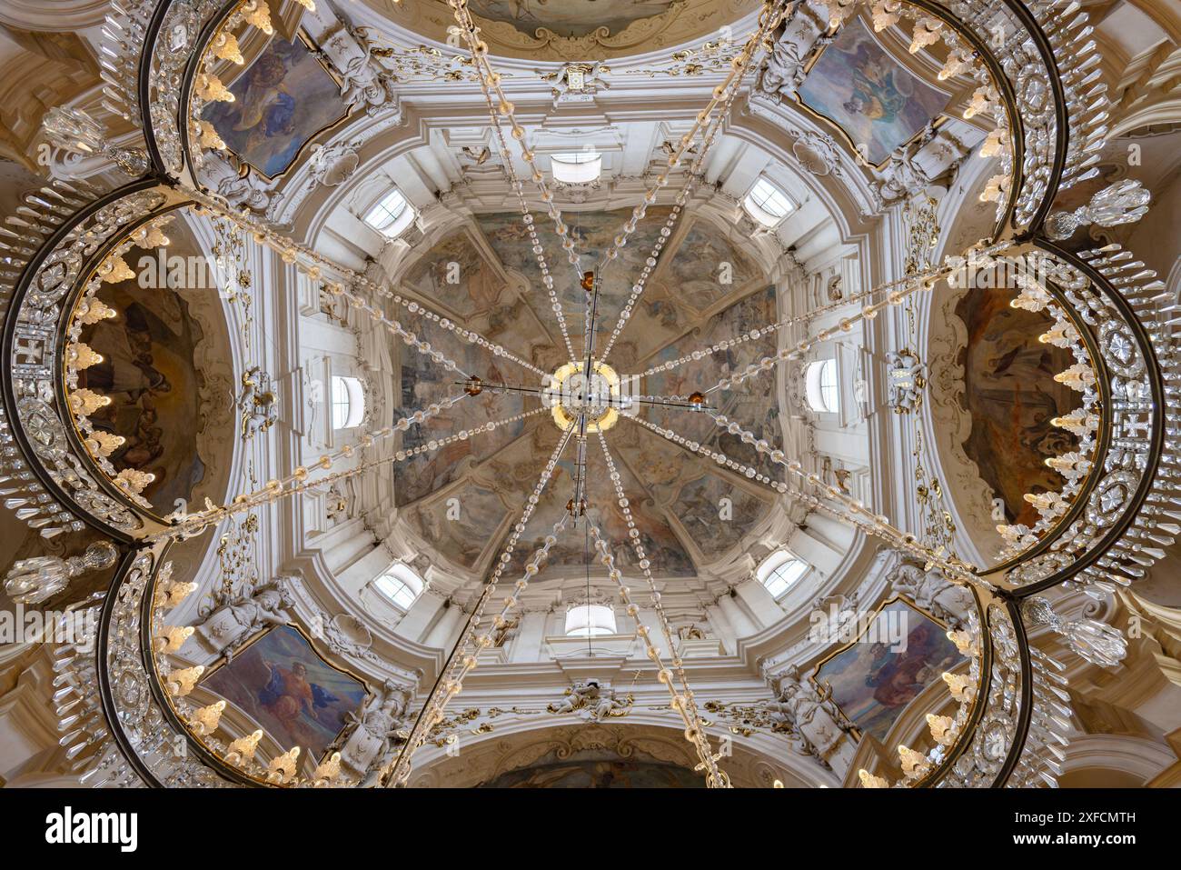 Praga, Repubblica Ceca - 25 maggio 2024: Vista dall'angolo basso dell'enorme Candeliere all'interno della chiesa di San Nicola, una chiesa barocca nella piccola città di Praga Foto Stock