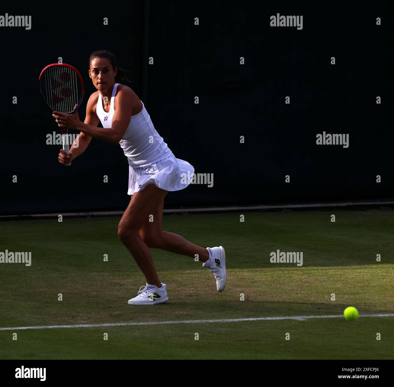 Wimbledon, Londra, Regno Unito. 2 luglio 2024. Caroline Garcia di Francia in servizio ad Anna Blinkova durante il primo round di azione a Wimbledon martedì 2 luglio. Crediti: Adam Stoltman/Alamy Live News Foto Stock