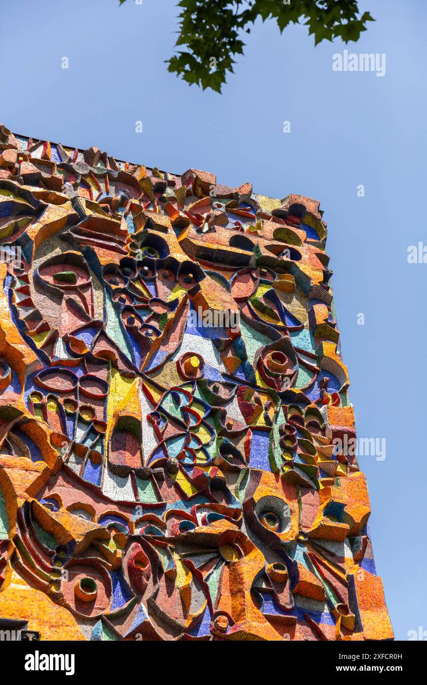 Tbilisi, Georgia - 16 GIUGNO 2024: Colorata facciata a mosaico dell'Auditorium del politecnico industriale di Tbilisi, Georgia. Foto Stock