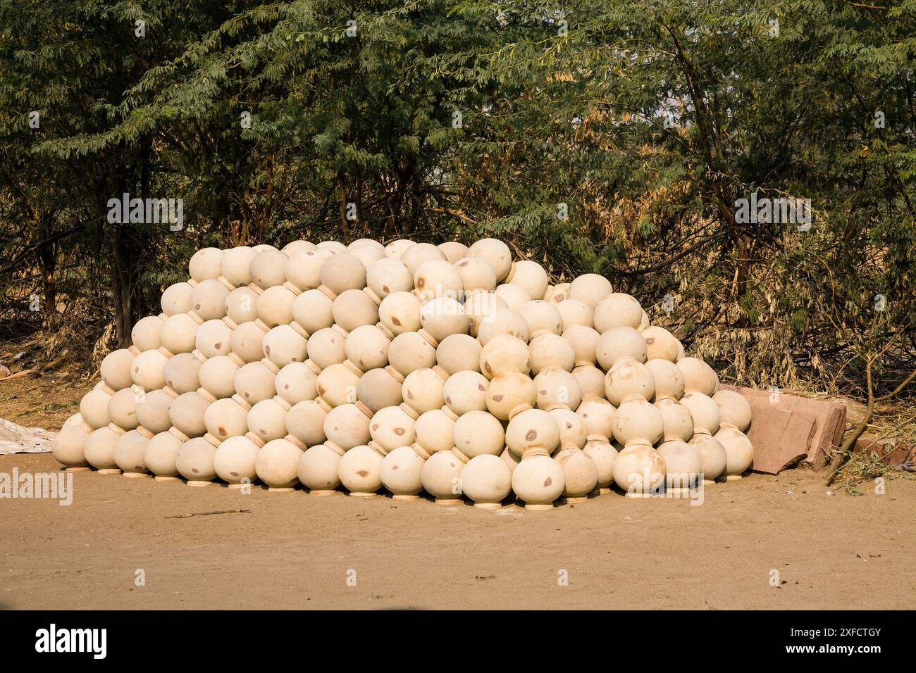 Un mucchio di vasi di ceramica che si asciugano all'esterno prima di tingere, Jodhpur, Rajasthan, India Foto Stock