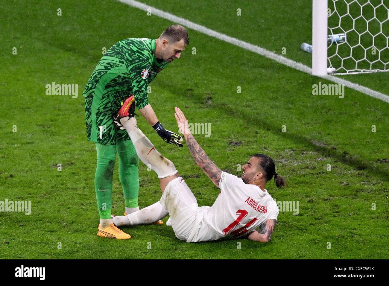 Lipsia, Germania. 2 luglio 2024. Calcio: Campionato europeo, Austria - Turchia, finale, 16 round, Stadio di Lipsia, Abdülkerim Bardakci di Turchia (r) è curato dal portiere Mert Günok di Turchia. Crediti: Hendrik Schmidt/dpa/Alamy Live News Foto Stock