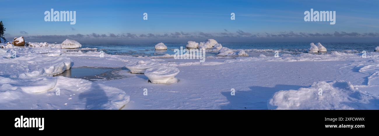 Costa innevata del Golfo di Finlandia, Estonia Foto Stock