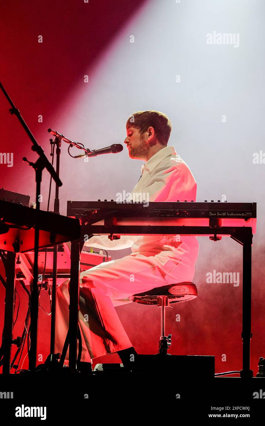 Glastonbury, Regno Unito. 30 giugno 2024. James Blake Litherland, cantante e tastierista vincitore del Grammy Award, noto professionalmente come James Blake, si esibisce dal vivo sul palco al Glastonbury Festival. James Blake è un cantante, cantautore e produttore discografico inglese Credit: SOPA Images Limited/Alamy Live News Foto Stock