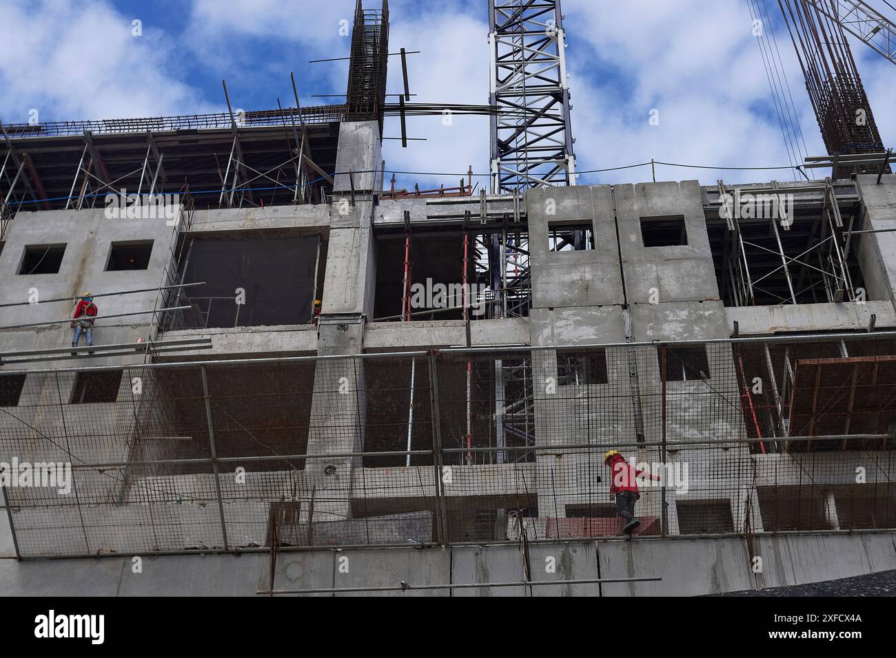 costruzione di un moderno edificio in cemento, accessori metallici Foto Stock