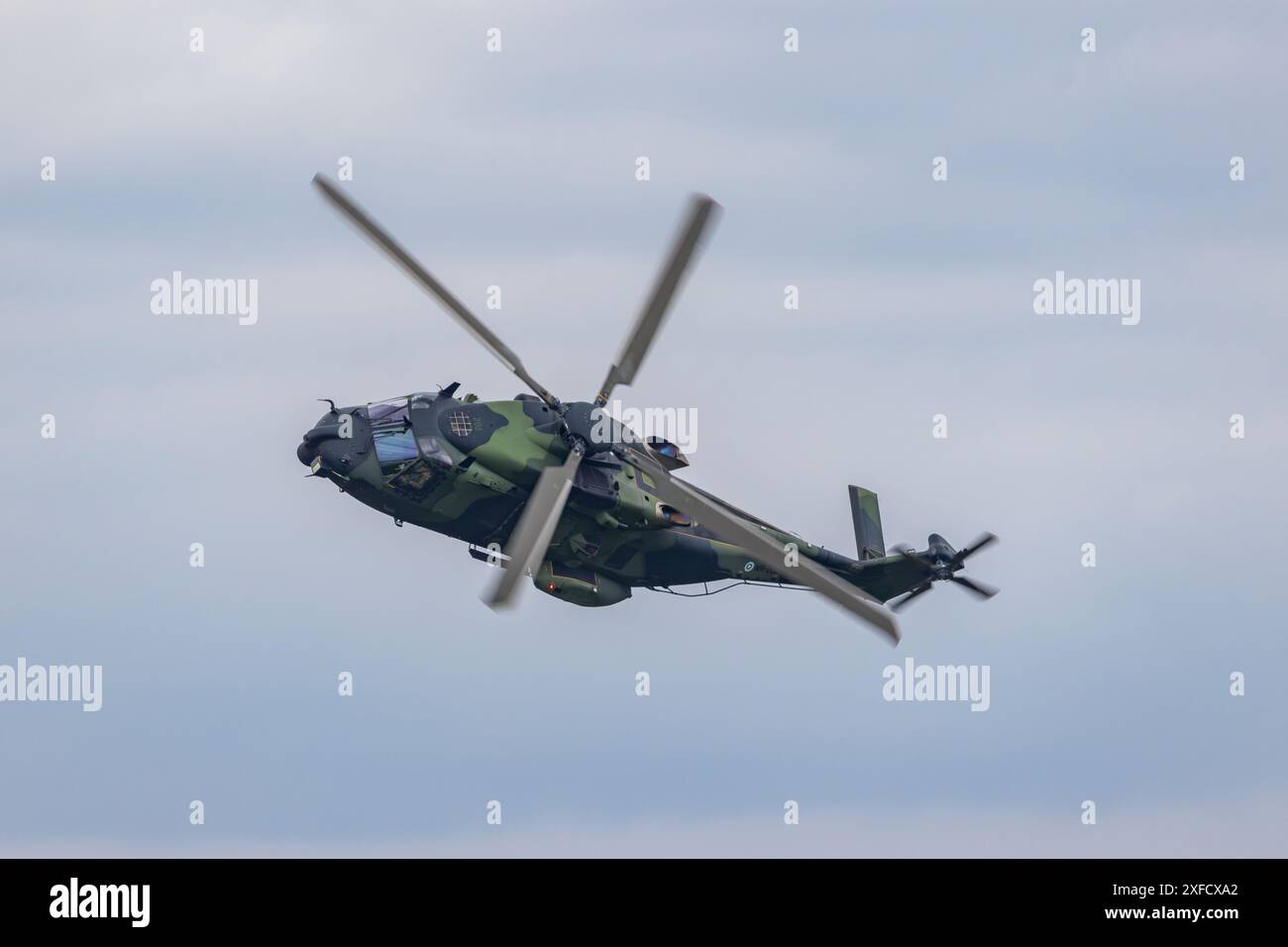 Un elicottero NH90 delle forze di difesa finlandesi si esibisce in una mostra aerea Foto Stock