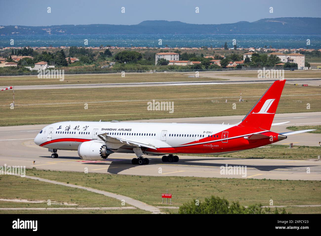 Marsiglia, Francia. 2 luglio 2024. L'aereo di Shanghai Airlines parte dall'aeroporto di Marsiglia Provenza per la prima volta. Tre voli di andata e ritorno sono offerti a settimana tra l'aeroporto di Shanghai e l'aeroporto Marseille Provence, martedì, venerdì e domenica, operati da Boeing 787-9 Dreamliner, configurati per 285 passeggeri in 4 classi. I voli partono da Marsiglia alle 10:55 e atterrano il giorno successivo a Shanghai PU Dong alle 05:00. Nell'altra direzione, i voli partono alle 00:15 e atterrano a Marsiglia alle 07:00. Credito: SOPA Images Limited/Alamy Live News Foto Stock