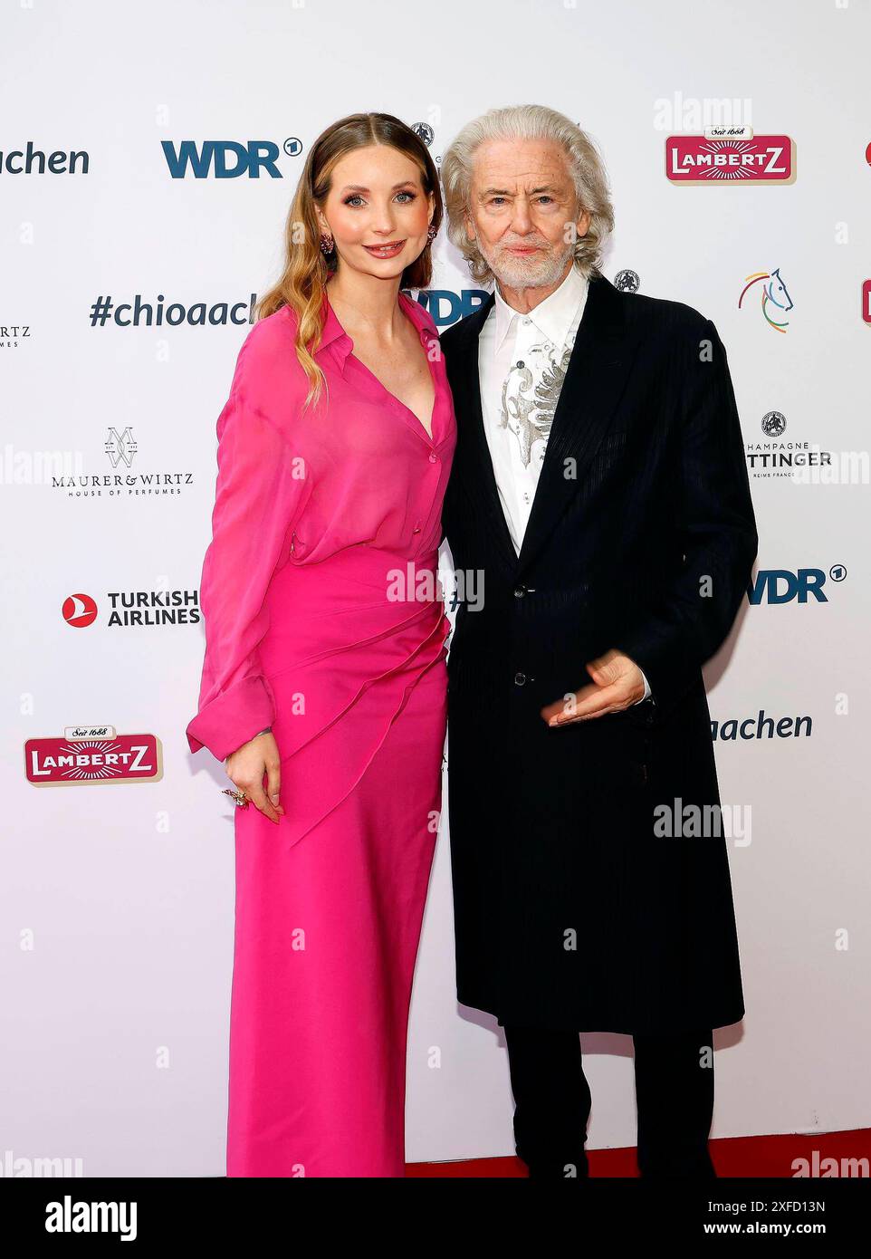 Anna Hiltrop, Dr. Hermann Buehlbecker Alleininhaber Lambertz bei der Eröffnung und Medianight zu CHIO 2024, Aquisgrana. *** Anna Hiltrop, Dr. Hermann Buehlbecker proprietaria esclusiva Lambertz all'inaugurazione e Medianight per CHIO 2024, Aquisgrana Foto Stock