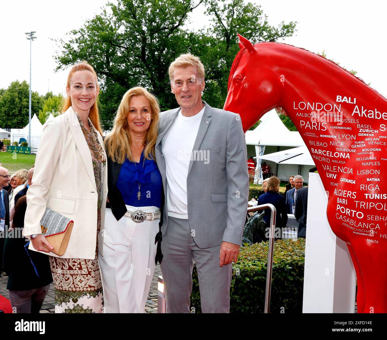 Jennifer Stein, Cornelia und Uli Stein bei der Eröffnung und Medianight zu CHIO 2024, Aquisgrana. *** Jennifer Stein, Cornelia e Uli Stein all'apertura e medianght di CHIO 2024, Aquisgrana Foto Stock
