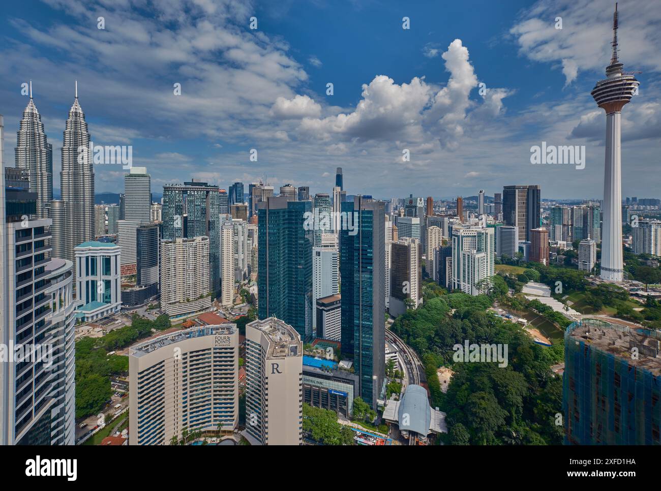Skyline di Kuala Lumpur, Malesia dalla piscina sul tetto a sfioro al Platinum KLCC che mostra Menara Kuala Lumpur e la torre Warisan Merdeka. Foto Stock