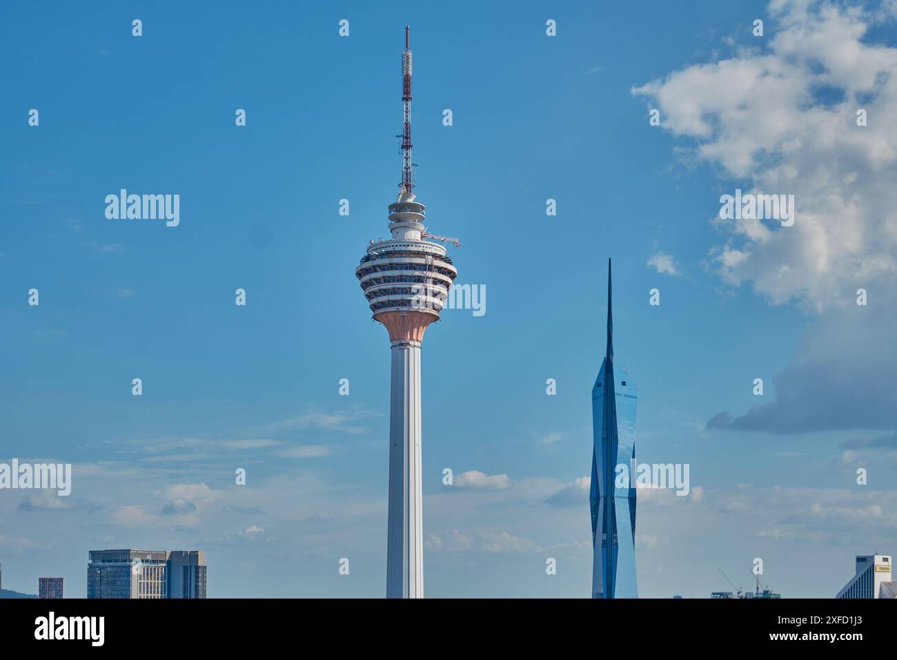 Skyline di Kuala Lumpur, Malesia dalla piscina sul tetto a sfioro al Platinum KLCC che mostra Menara Kuala Lumpur e la torre Warisan Merdeka. Foto Stock