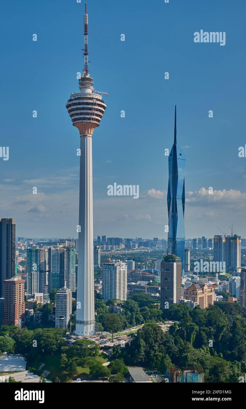 Skyline di Kuala Lumpur, Malesia dalla piscina sul tetto a sfioro al Platinum KLCC che mostra Menara Kuala Lumpur e la torre Warisan Merdeka. Foto Stock