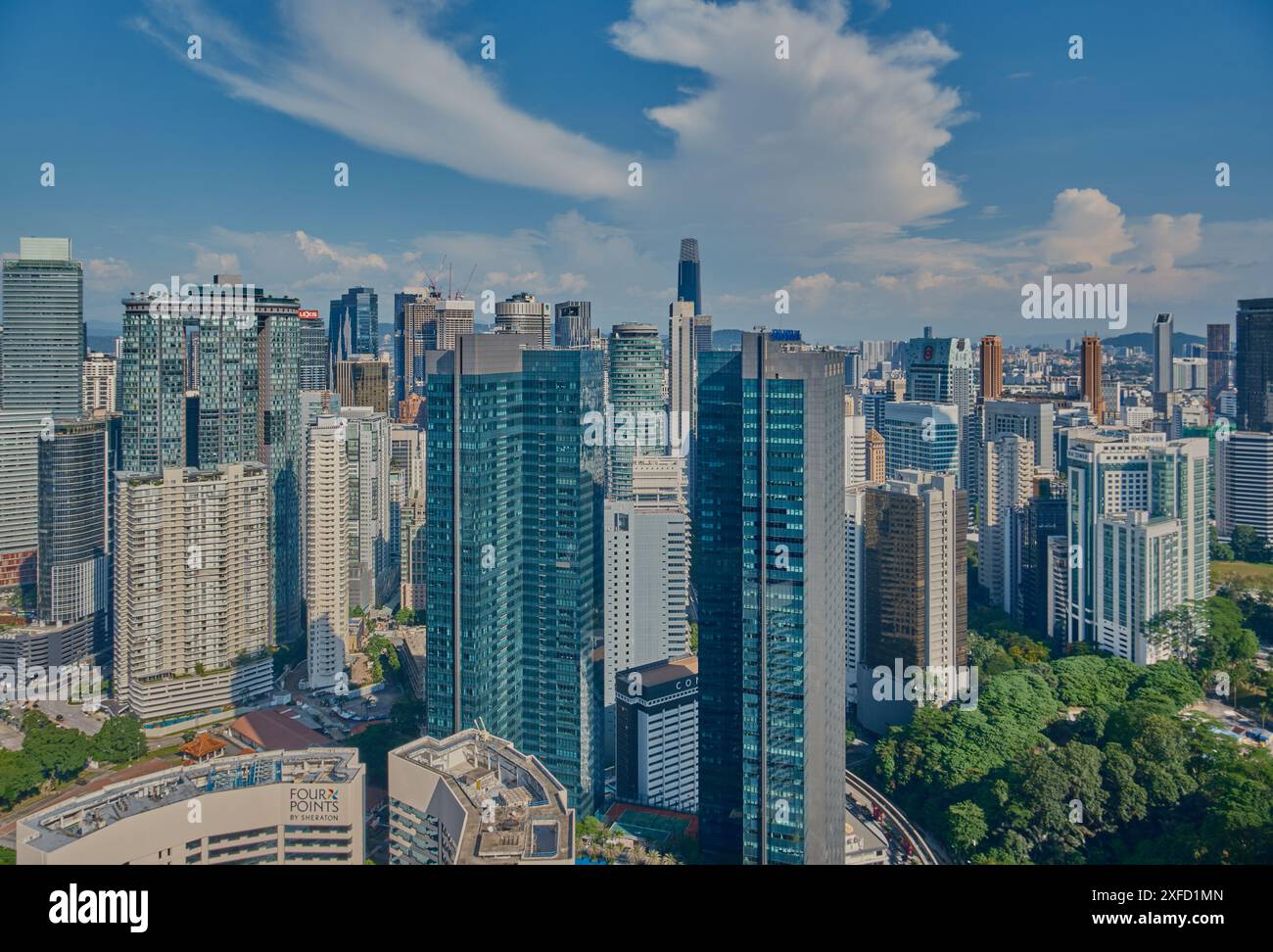 Skyline di Kuala Lumpur, Kuala Lumpur, Malesia dalla piscina sul tetto infinity al Platinum KLCC. ripresa pomeridiana Foto Stock
