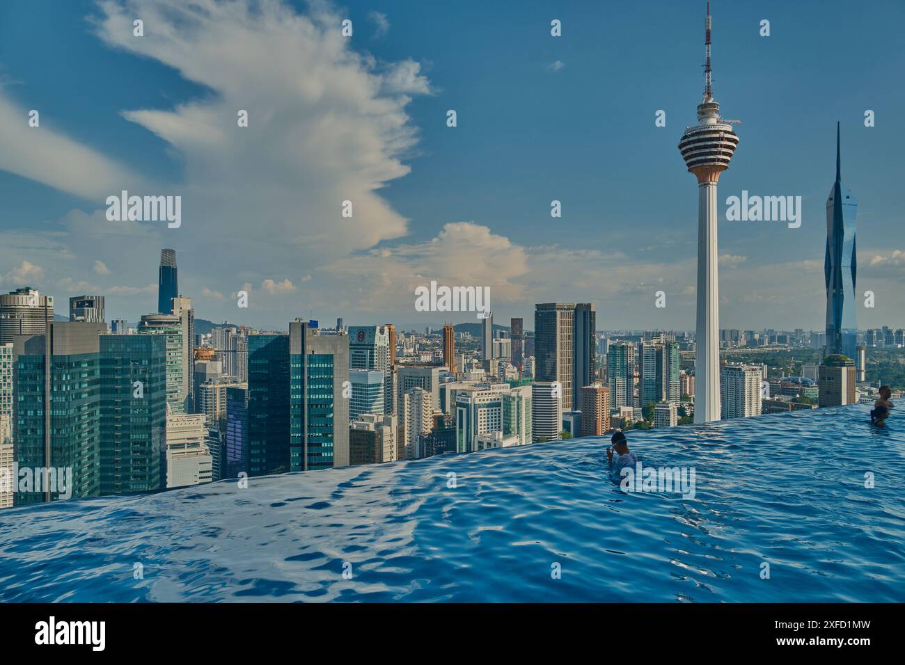 Skyline di Kuala Lumpur, Malesia dalla piscina sul tetto a sfioro al Platinum KLCC che mostra Menara Kuala Lumpur e la torre Warisan Merdeka. Foto Stock
