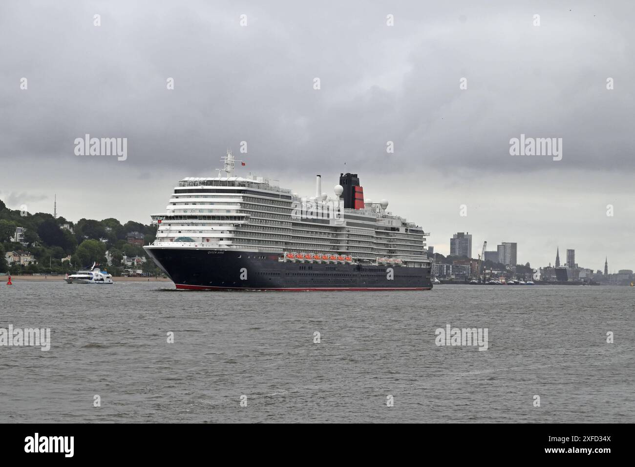 Auslaufen der Queen Anne von Cunard nach dem Erstanlauf ad Amburgo. Die Queen Anne Hat gegen 19 Uhr den Hafen von Hamburg verlassen. Amburgo, der 02.07.2024 Auslaufen der Queen Anne von Cunard nach dem Erstanlauf ad Amburgo, Amburgo Deutschland Hamburger Hafen *** partenza della Regina Anna di Cunard dopo la prima chiamata ad Amburgo la Regina Anna ha lasciato il porto di Amburgo intorno alle 19.00, Amburgo, 02 07 2024 partenza di Cunards Queen Anne dopo la prima chiamata ad Amburgo, Amburgo Amburgo Germania Porto di Amburgo Foto Stock