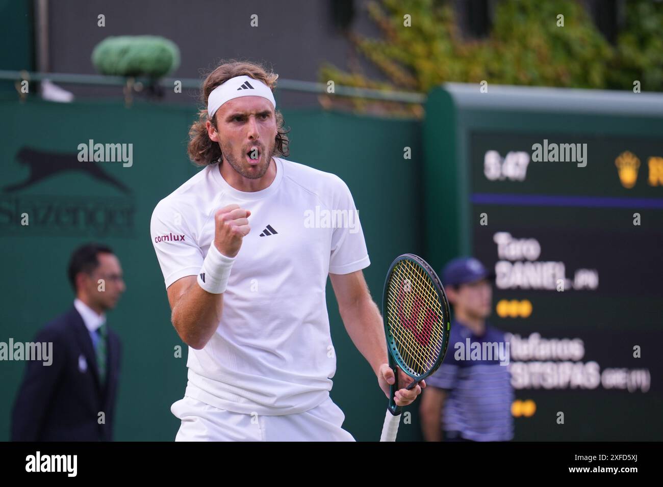 LONDRA, INGHILTERRA - 02 LUGLIO: Stefanos Tsitsipas della Grecia in azione nel primo turno maschile contro Taro Daniel del Giappone durante il secondo giorno dei Campionati di Wimbledon 2024 all'All England Lawn Tennis and Croquet Club il 2 luglio 2024 a Londra, Inghilterra. Foto Stock