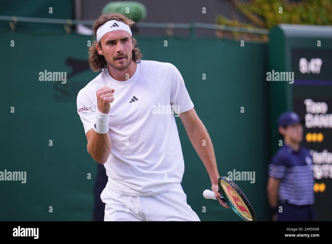 LONDRA, INGHILTERRA - 02 LUGLIO: Stefanos Tsitsipas della Grecia in azione nel primo turno maschile contro Taro Daniel del Giappone durante il secondo giorno dei Campionati di Wimbledon 2024 all'All England Lawn Tennis and Croquet Club il 2 luglio 2024 a Londra, Inghilterra. Foto Stock