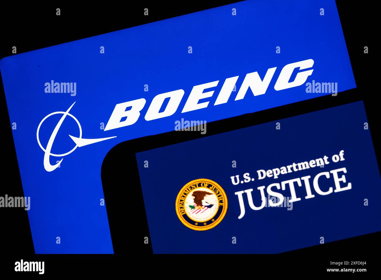 Arlington, Stati Uniti. 3 luglio 2024. Boeing Company logo con il logo del Dipartimento di giustizia degli Stati Uniti (DoJ) mentre Boeing è destinata ad affrontare accuse penali di frode. La Boeing Company è una multinazionale americana che progetta, produce e vende aeroplani, unità rotative, razzi, satelliti e apparecchiature di telecomunicazione. David Calhoun e' l'amministratore delegato, e la borsa e' BA. I prodotti principali includono le famiglie di aeromobili 737 MAX, 747, 777 e 787. Boeing è anche un importante appaltatore per il governo degli Stati Uniti e un leader nell'innovazione aerospaziale, ma è rimasta impantanata in lega Foto Stock